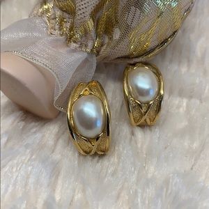 CLASSICS- Beautiful MABE-style faux pearl earrings.#489